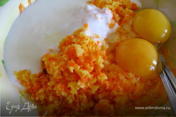 Сыр с морковью перемешиваем со сметаной, добавляем 2 яйца и пряную смесь сухих трав.