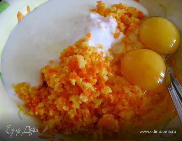 Сыр с морковью перемешиваем со сметаной, добавляем 2 яйца и пряную смесь сухих трав.
