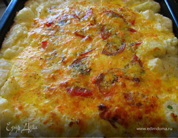 Готовую запеканочку делим на квадраты при помощи колесика для пицы. Пробуем... Очень вкусно!