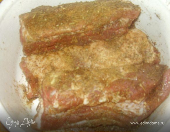 Берем ребра только такие наобрезанные.Хорошо солим,перчим,натираем имбирем,мускатным орехом,сухими орегано и базиликом,приправой для жарки мяса.Натираем тщательно поливая оливковым маслом.Оставляем на 30 минут.