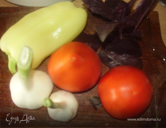 Моем перец,яблоко очищаем от кожуры,чеснок разделяем на зубочки.