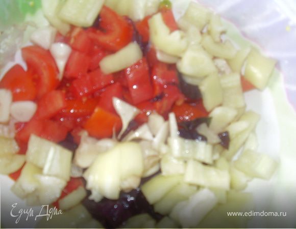 Нарезаем все овощи,зелень,яблоко мелко