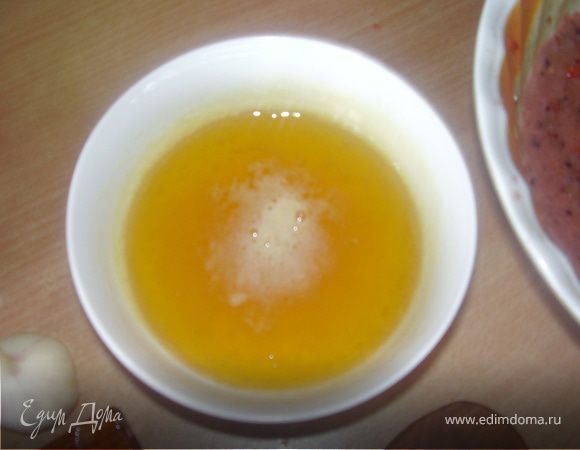 Если у вас мед засахаренный,растапливаем его до жидкого состояния.