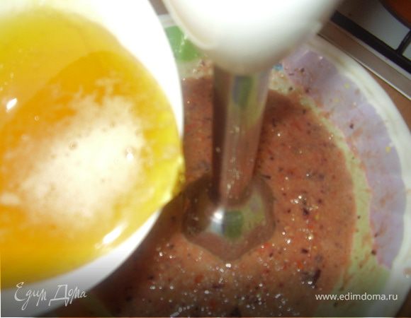 Нарезаные овощи измельчаем блендером вместе с яблоком и зеленью до кашеобразного состояния,полтихоньку джобавляем мед и продолжаем взбивать блендером.