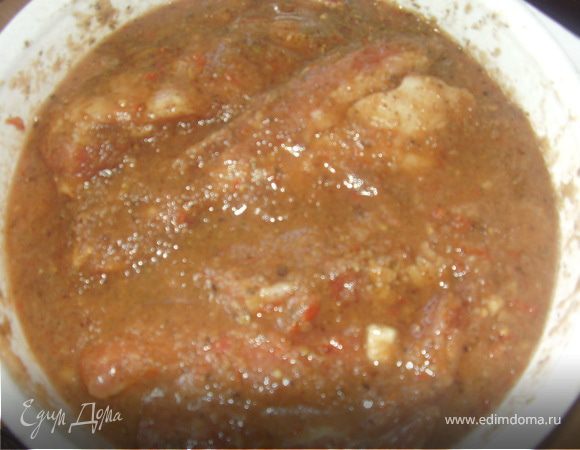 Ребра укладываем в широкую посуду ,получившийся соус приправляем по вкусу солью и перцем немног и заливаем ним ребра.хорошо промазав руками,чтоб соус покрыл все все .Оставляем на 12 часрв(я оставляляа на ночь в выходной день и запекала днем,они очень хорошо промариновались и впитали в себя вкс этого ароматного соуса.)