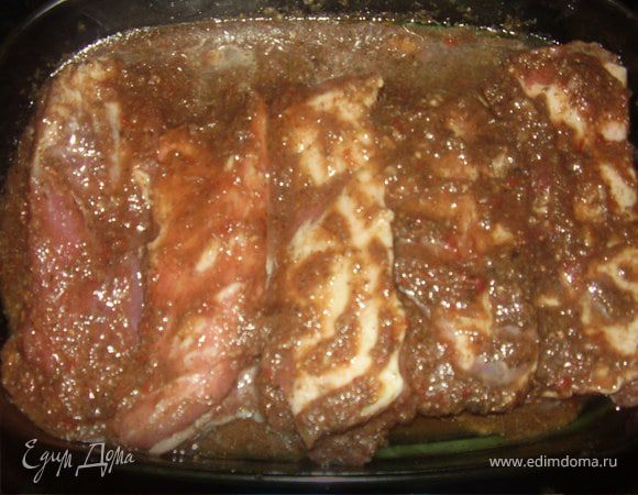 Затем выкладываем в жароупорную посуду с небольшим бортиком ,оставшимся соусом покрываем сверху ребра,накрываем фольгой и ставим в разоретую до 200 градусов духовку на 30 минут.Через это время снимаем фольгу,температуру опускаем до 170 градусов и оставаляем в духовке еще на 15 минут.