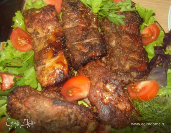 Выкладываем их на листья любого на ваш вкус салата,украшаем свежим помидорчиком и сладким перцем.,ну и конечно же мног зелени к мясу.