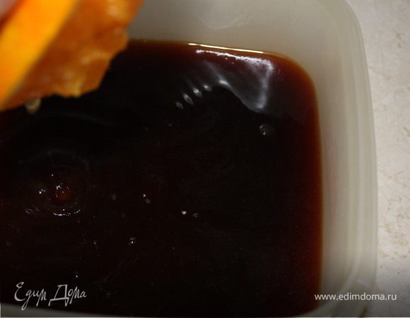 Сварить крепкий кофе, охладить и выжать в него сок апельсина.