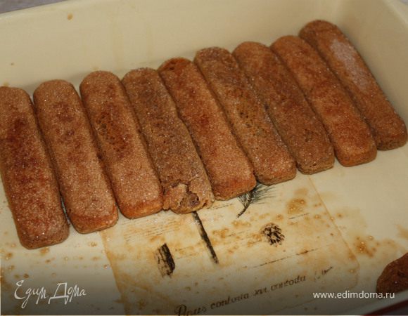 На несколько секунд окунуть печенье в кофе, пропитать и уложить в форму.