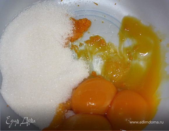 Желтки отделить от белков и взбить миксером с сахаром, ванильным схаром,цедрой апельсина.