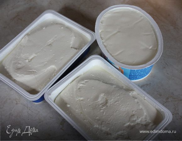 Взбить вместе желтки, сливочный сыр и сливки.