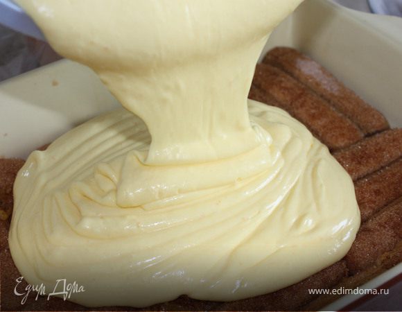 Я брала домашние яйца, поэтому крем у меня получился красивый, цвета сливочного масла.Выложить густой крем в форму на печенье, разровнять и поставить в холодильник на несколько часов, на ночь не получится-не дотерпите))