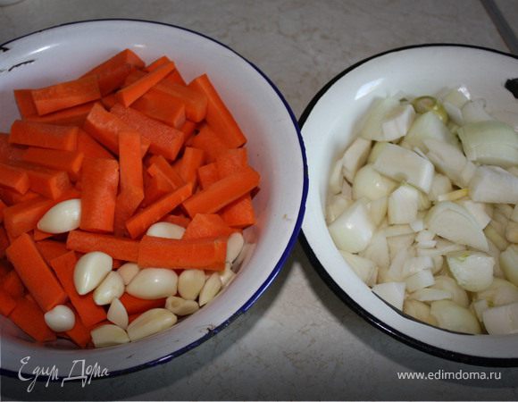 Лук, морковь и чеснок почистить.Лук крупно порезать - он "растает" в процессе приготовления и не будет чувствоваться, морковь нарезать крупными брусочками, чеснок оставить зубчиками.