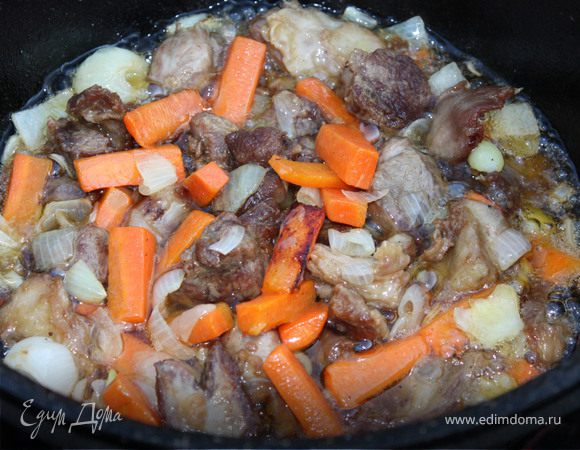 При приготовлении плова важно следить за степенью нагрева казана.Когда вначале жарите мясо - огонь может быть сильным, но после закладки риса - огонь должен гореть только под самым дном казана, иначе рис на стенках пригорит.
Мясо нарезать средними кусочками, примерно 3х5 см. Конечно, лучше охлажденное мясо, но я брала замороженую ногу и срезала мясо, результат отличный!
Налить в казан масло, разогреть. Опустить мясо в масло, пусть обжарится до золотистой корочки- это примерно 15 мин. Затем добавить морковь и лук, перемешать и еще обжаривать, пока овощи станут румяными. Это основа плова, называется - зирвак.