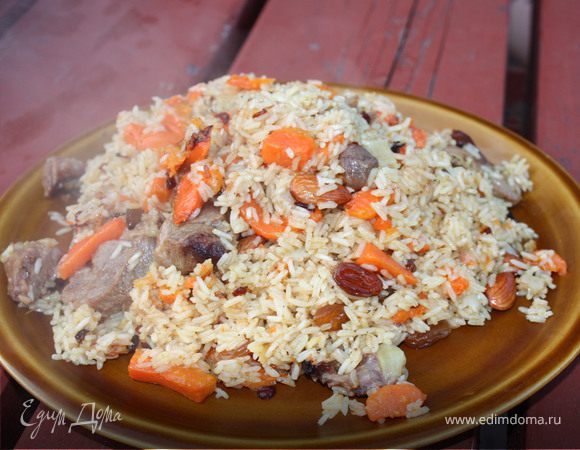 Готово!!! Снимаем казан и перемешиваем плов, или можно перевернуть на блюдо, так, чтобы мясо оказалось сверху, тогда масло протечет равномерно через рис.
Бесподобно вкусно!!! 