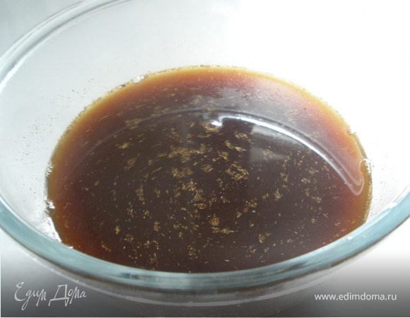 И так заварим 2 ст.л. солода и 10 ст.л. сахара двумя стаканами кипятка, перемешать хорошо, оставим минут на 20 завариться.