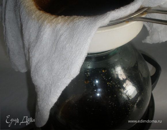 Потом возьмем трехлитровую банку (я еще и в кастрюльку ставлю на всякий случай) и через марлю в 3 слоя процедим нашу солодовую смесь в банку :)