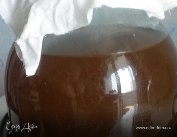 Накрыть марлечкой и оставить бродить в теплом месте на 12-15 часов, потом добавить еще 5 ст.л. сахара и оставим еще на 5 часов.