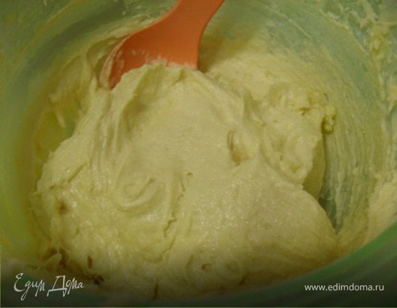 Маргарин растереть с сахаром, добавить яйца,взбить, затем добавить муку, соду и еще раз взбить,в конце добавить молоко, взбить.