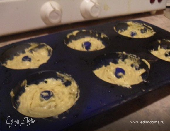 Разложить тесто по формочкам, выпекать при 200*С,до готовности.