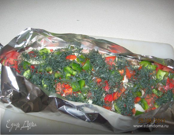 Кусок осетра положить на фольгу. Сделать 3-4 надреза. Посолить, поперчить. Лук нарезать кольцами и уложить сверху. Затем нарубить чеснок, присыпать рыбу. Помидоры нарезать кольцами, а перец соломкой. Овощи выложить на рыбу. Немного посолить и поперчить. Посыпать размятым лавровым листом и укропом. Фольгу свернуть, оставив сверху не закрытой. 