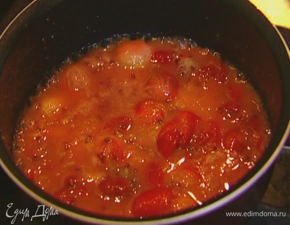 Крыжовник выложить в небольшую кастрюлю, добавить сахар, сливочное масло и варить на медленном огне 5–10 минут.