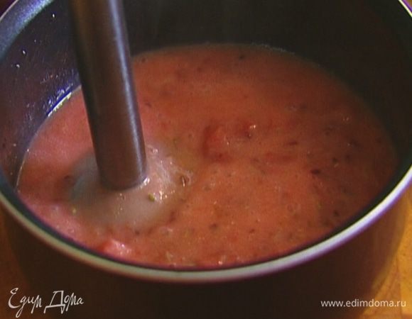 Когда сахар полностью растворится, измельчить крыжовник блендером до однородного состояния, затем отправить в холодильник. 