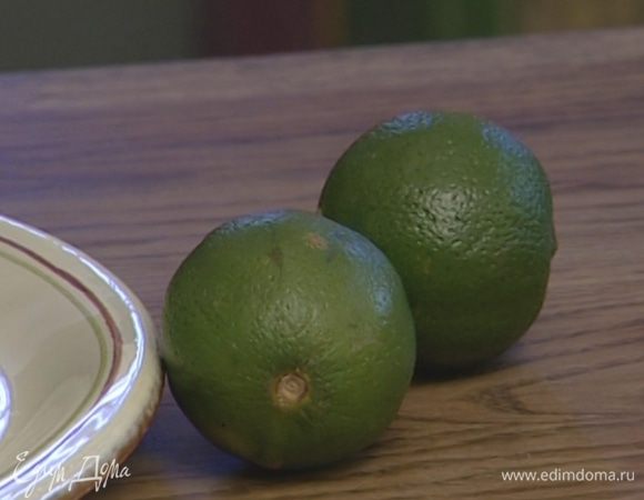 Цедру лайма натереть на мелкой терке.