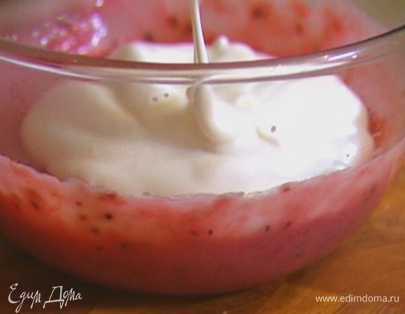 Соединить пюре из крыжовника со взбитыми сливками.