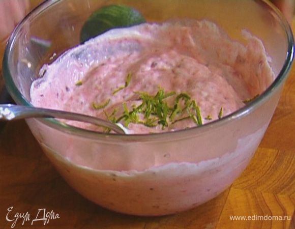 Добавить половину цедры лайма, перемешать.