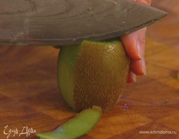 Киви почистить.