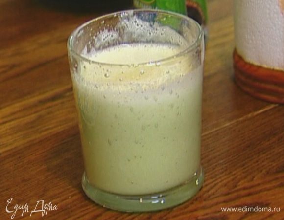 Отжать сок из дыни, винограда и киви.

