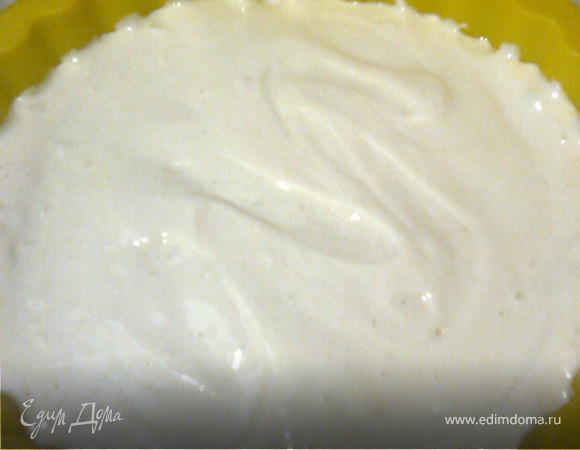 1/2 часть теста распределить по форме.выпечь при 200*С около 10 минут, дверку духовки не открывать, а то бисквит осядет!