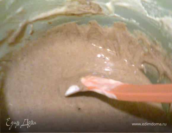 В оставшееся тесто добавить какао, перемешать.После, выпечь корж темного цвета при тех же условиях.