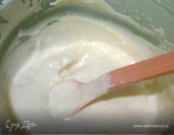 Для крема смешать сметану с сахаром.