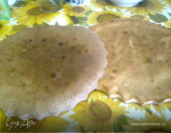 Готовые коржи остудить.