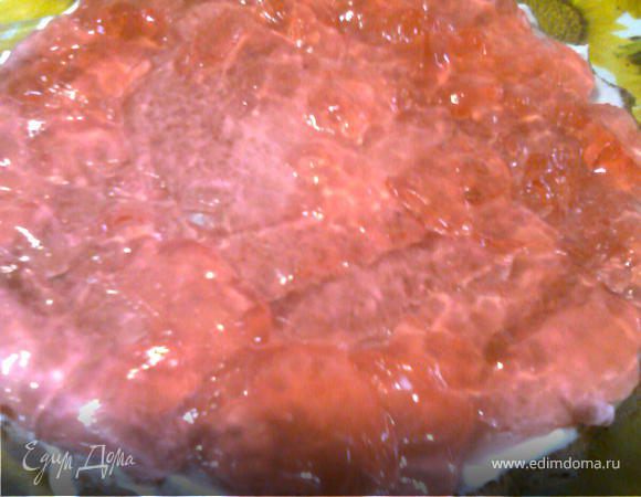 Собираем торт: Один корж смазываем кремом, кладем корж желе, затем все это ставим в холод на 30 минут.Далее смазываем желе кремом укладываем другой корж.