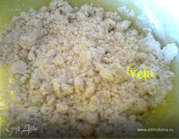 В миску просеиваем муку,добавляем соль,сахар,растительное масло и перетираем до состояния крошки.