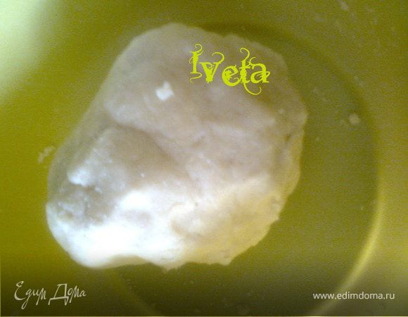 Затем добавляем воду и перемешиваем до состояния гладкого теста.Тесто делим на две части,одну чуть больше другой и ставим в холодильник на 1-1,5 часа.