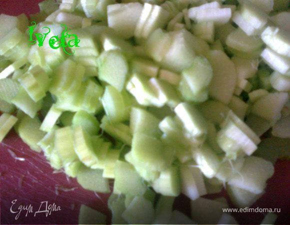 Пока тесто отдыхает готовим начинку.Ревень чистим и нарезаем кусочками.