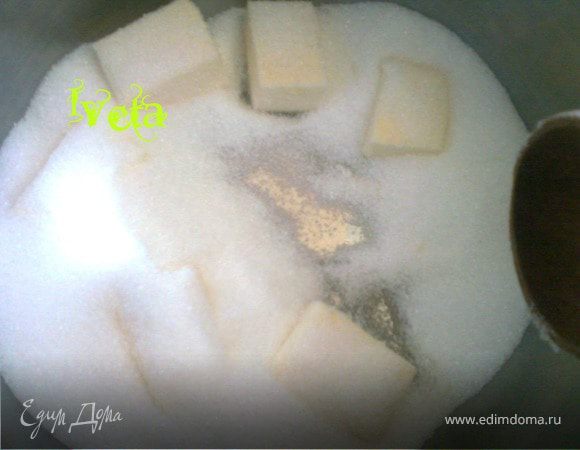 В кастрюлю насыпаем сахар, добавляем масло ставим на огонь и греем до растворения сахара и масла.