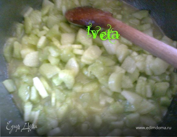 Затем добавляем ревень и непрерывно помешивая варим 5-10 минут.Затем смесь снимаем с огня и даем немного остыть.