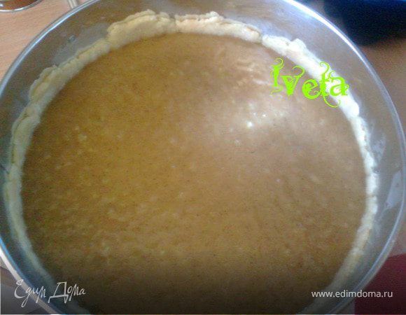 Форму для выпечки смазываем маслом,берем большую часть теста и равномерно распределяем по форме,так чтобы были бортики.Сверху теста заливаем ревеневую начинк.