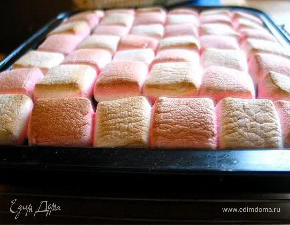 Выньте из духовки, разложите зефир и запекайте еще 3 мин. Полностью охладите.