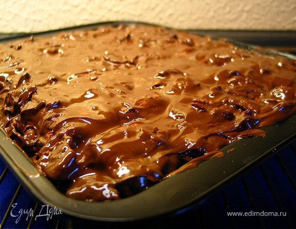 Тем временем на водяной бане растопить белый шоколад, темный шоколад, арахисовое масло и сливочное масло.  Смешайте с кукурузными хлопьями.  Равномерно распределите шоколадную смесь на корж с зефиром. Дайте застыть и разрежте  на 12 кусочков. Наслаждайтесь!