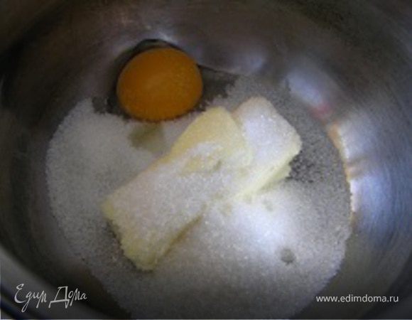 Для теста смешать все ингредиенты, муку добавлять в последнюю очередь. Замесить тесто, слепить шар, завернуть в пленку и поставить в холодильник на 30 минут. Затем выложить тесто в форму для выпечки, распределить руками по дну, проколоть вилкой в нескольких местах (для того, чтобы тесто не вздулось еще можно использовать пресс в виде гороха или фасоли, выложенных на бумагу для выпечки поверх теста). Выпекать при 180*С около 15 минут. Остудить.