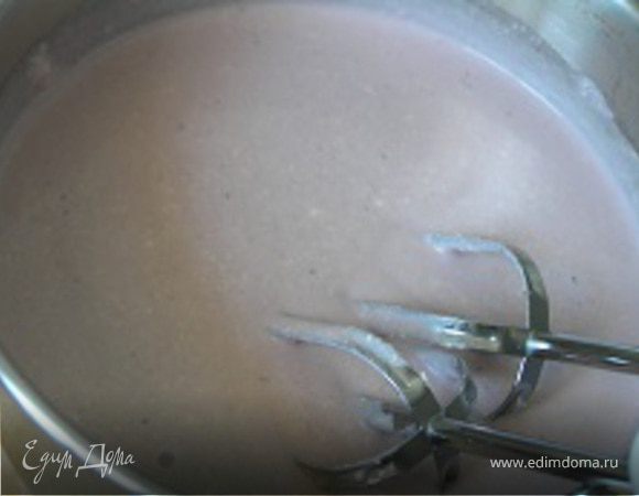 Желатин замочить в воде (или молоке) до набухания. К творогу добавить сахар, йогурт, сливки, джем, сок лимона, взбить до однородности. Желатин нагреть на водяной бане до полного растворения, остудить и добавить к творожной массе.