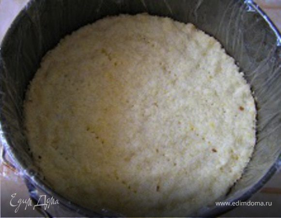 Разъемную форму для выпечки застелить пищевой пленкой. Аккуратно положить в неё выпеченный корж. 