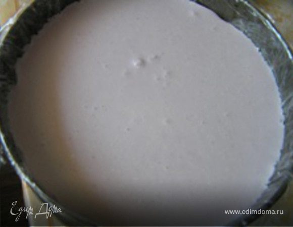 Сверху залить творожной массой.