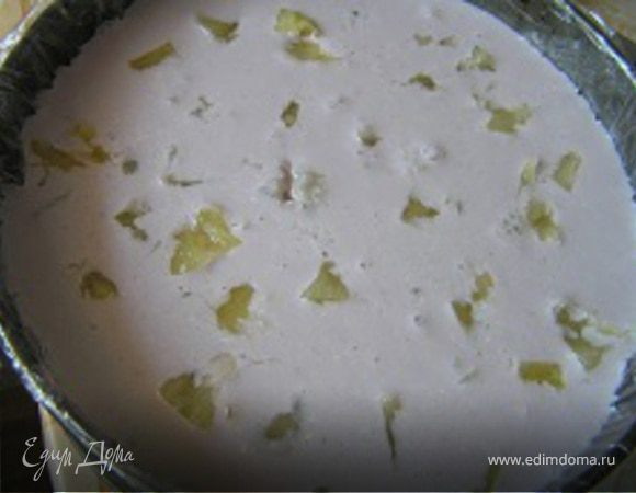 Затем на творожную массу выложить кусочки ананаса (помните, что Вы используете другие фрукты кусочками или целые ягоды ;)) и поставить в холодильник до полного застывания.